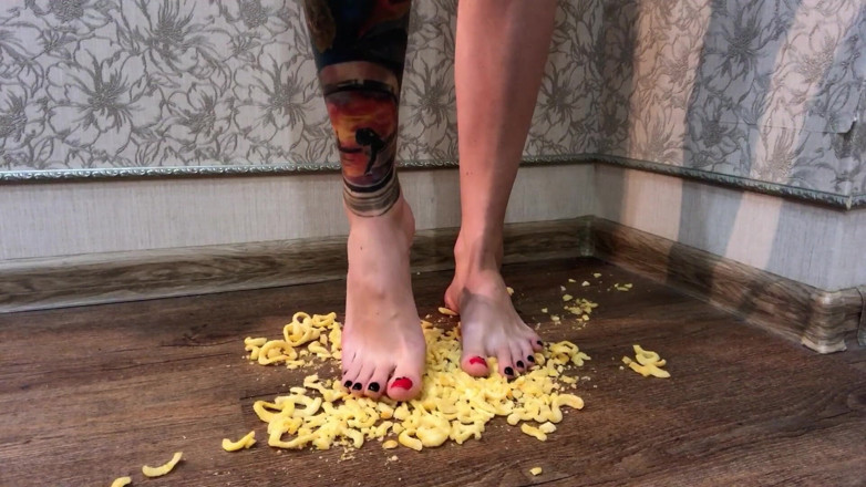 Footmodel Valery: Tattoogirl crushing onion rings