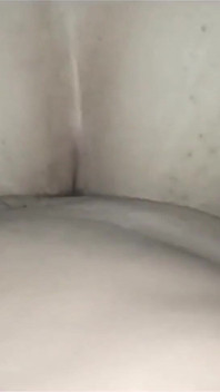 私が肛門にプラグを入れている間に、継父は私の膣にチンコを入れました