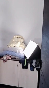 Sexy latina zkouší a stříhá oblečení. Sexy latina s chlupatou
