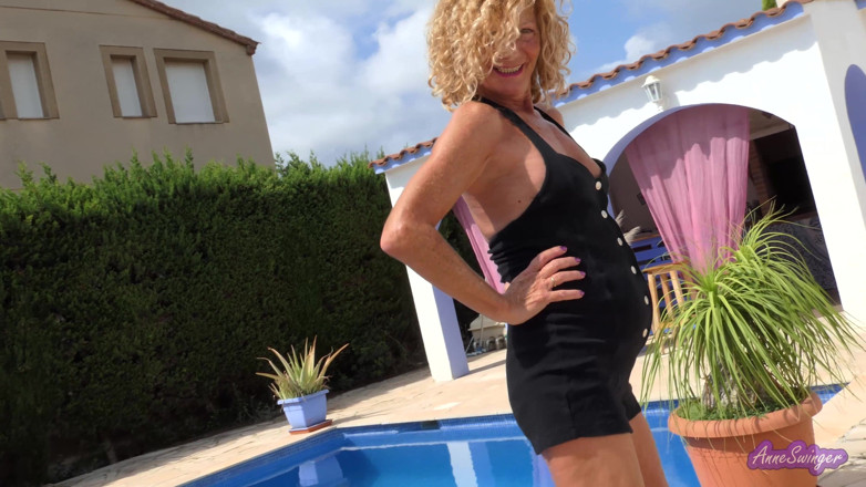 Anne Swinger: A côté de la piscine, habillée pour vous séduire