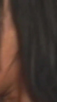 Seks için istekli bu travesti esmerin zevki için çifte penetrasyon