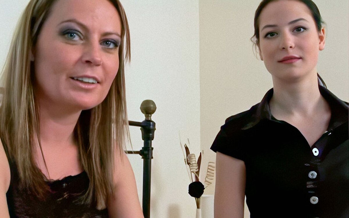 Naughty Noughties: 침대에서 딜도로 즐기는 Alexis May와 Anna