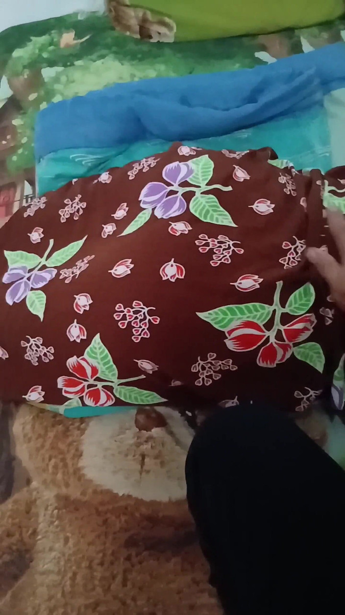 KingLeo: 在她房间里操女佣