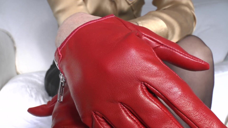 Lady Victoria Valente: Kırmızı deri eldivenlerimi yoğun koklama, Lady Victoria Valente