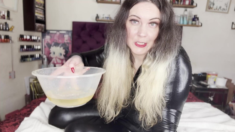 MissFFW: Господиня ffw писяє в миску, щоб показати невдахі