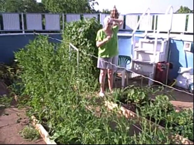 BBW nurse Vicki adventures with friends: Oma im garten, kurze, aber süße umkleide
