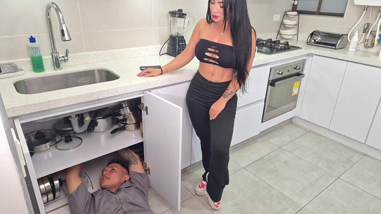 AlejandraPalacios: Une jolie latina paye son apprenti plomero avec une bonne...