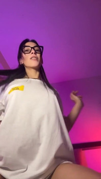 Geniş tişört, müzik ve kışkırtma