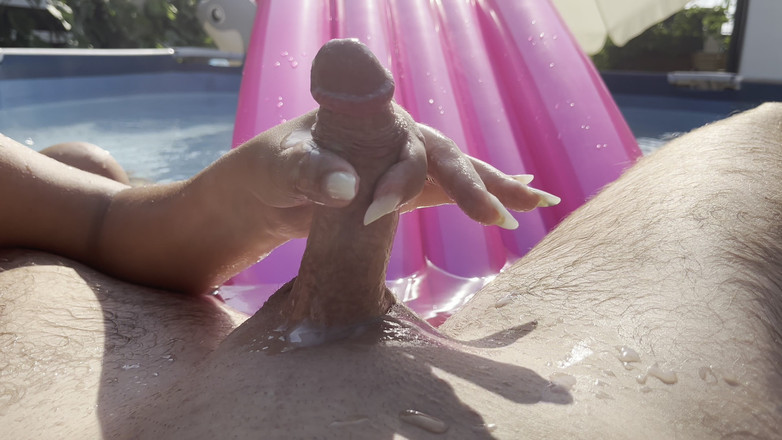 fantasycouplexxx: Nadržená dívka - footjob a kouření končící mrdkou v ústech