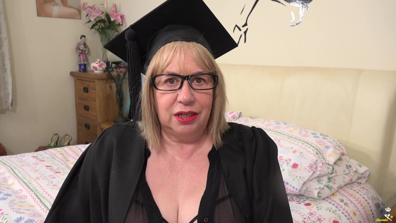 Dirty Doctors Clips - Solo Mature Playtime: Directrice Trisha plaagt haar student