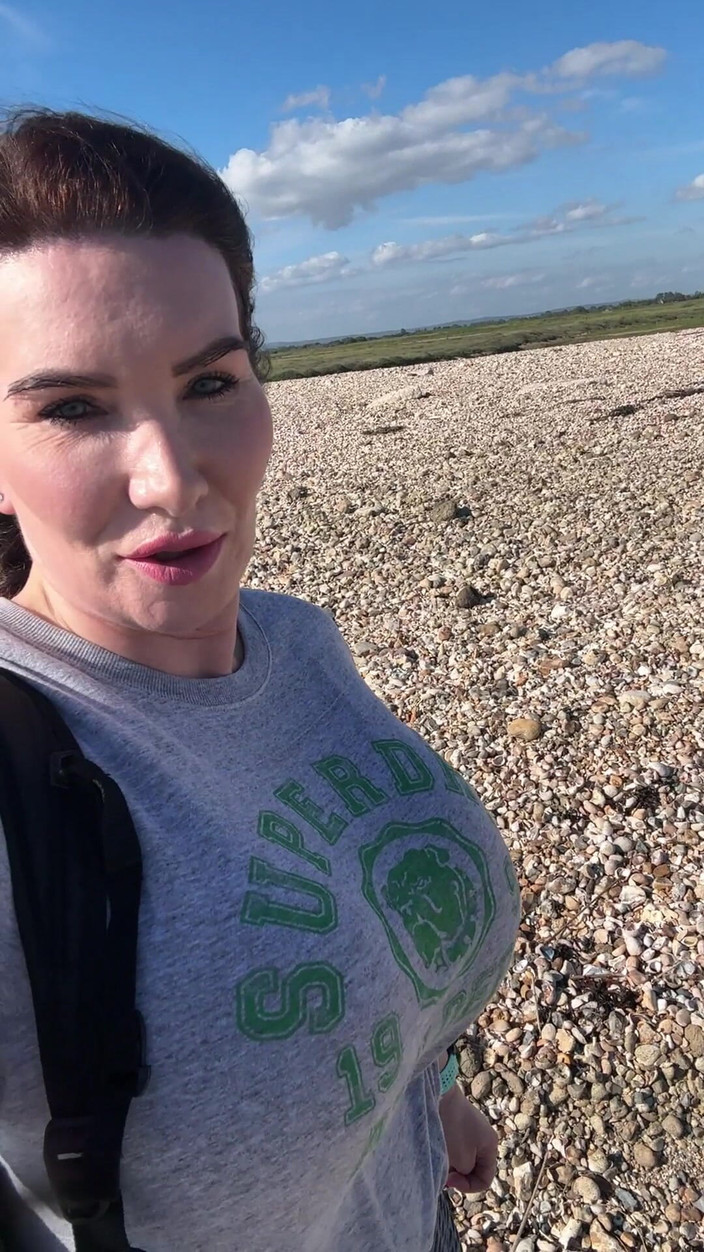 Sophie James: Prsa, chlupatá kundička a zadek venku na pláži !!