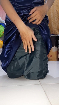 Asiatischer transvestã¤nder masturbierte und kommt in langes satinblaues kleid mit seidigem Futter