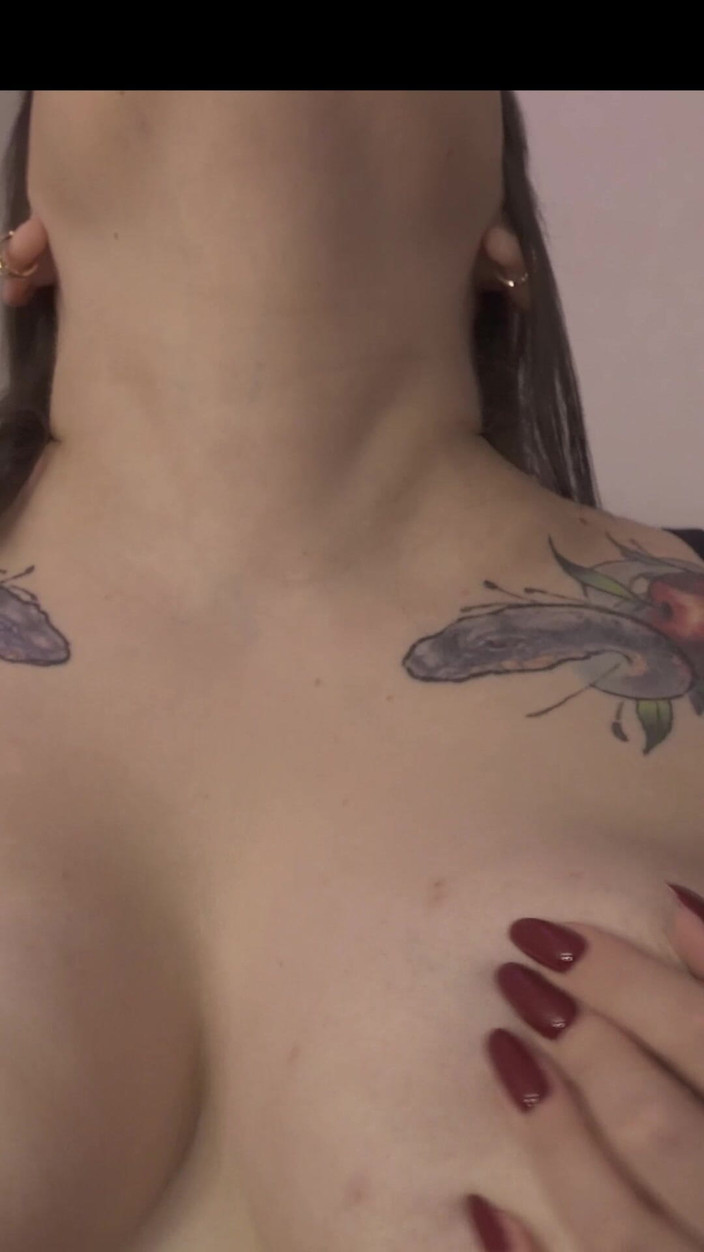 Polly Sweet: 看看我的胸部！