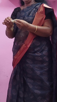 Uma linda tia tamil encontrou minha camisinha descartada e fez sexo quente com ela.