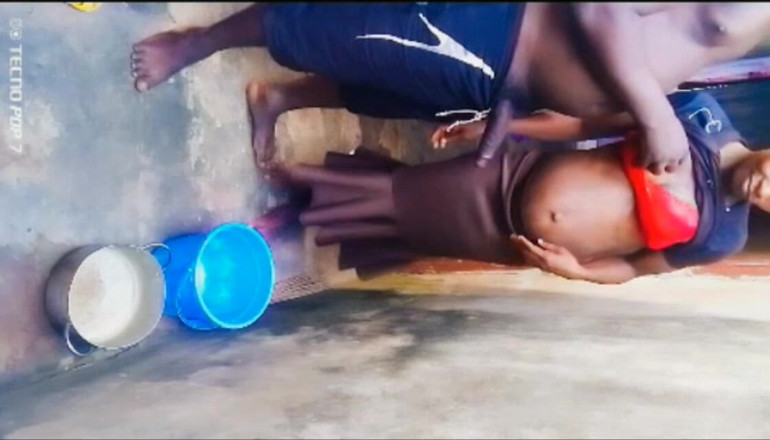 Pornsexlive: 近所の女の子が未完成の家の片隅で犯される