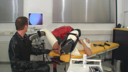 Rubber & Clinic Studio - 1ATOYS: Examen anal pervers în cauciuc