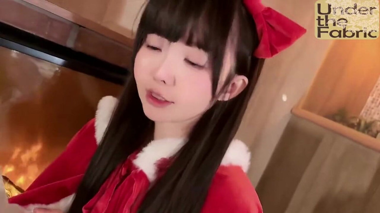 Asian cutie: Frech Santa Chaos, ein bluschendes weihnachtsnecken wird wild verspielt und...