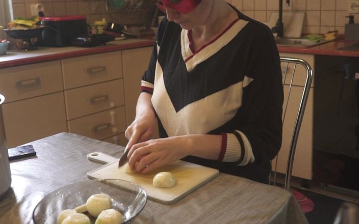 Gya studio: Mijn vrouw in de keuken en alleen thuis