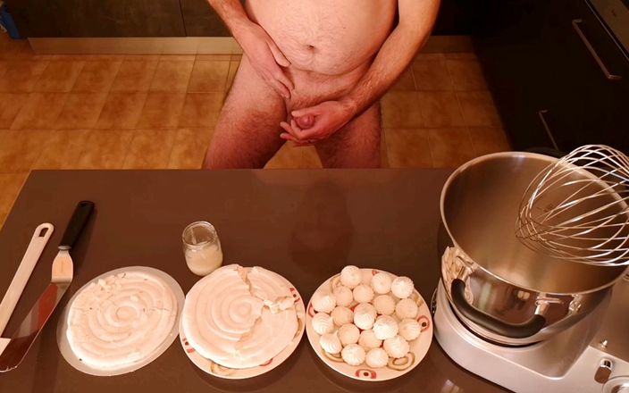 Cicci77 cum for you: Cicci77 dopo aver raccolto 50 grammi di sperma, prepara una torta...