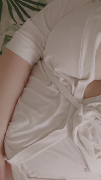 목욕 가운을 입은 거유 마누라의 저녁 자위