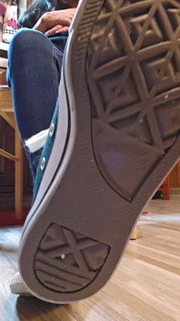 คุกเข่าลงแล้วทำความสะอาดรองเท้า Converse ของฉัน