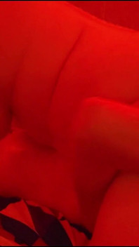 Sugând o șarjă de spermă pe o curvă mare și frumoasă cu forme