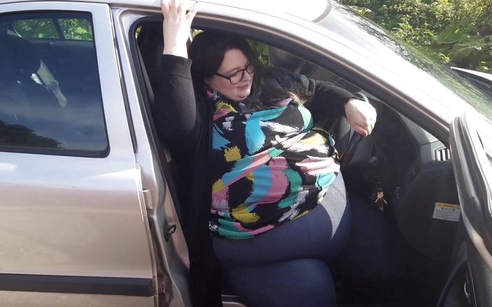 SSBBW Lady Brads: Gordinha SSBBW luta para se encaixar no carro + bloopers