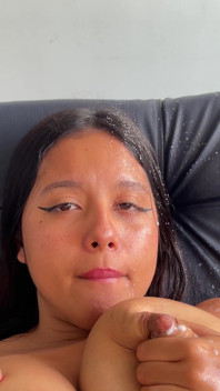 Desordenado solo sesión de ordeño: leche goteando por mi cuerpo