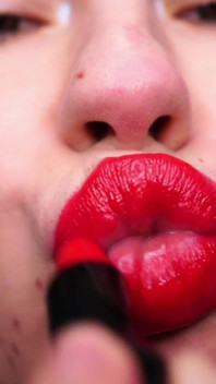 Svádění červené rtěnky