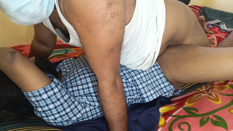 Magilmathi: College-mädchen teilt bett mit lehrer