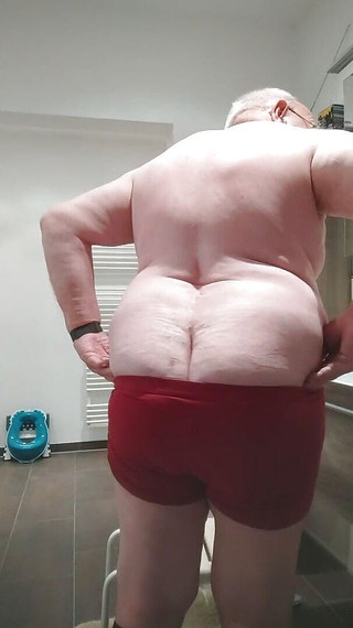 Karlchengeil: Svlékání, Ukazování zadku a Honění na toaletě