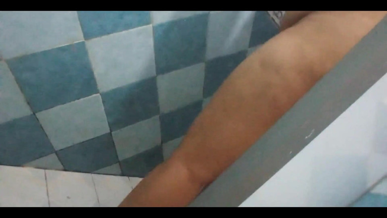 Karmicoxv: Ráda jsem sama se svou švagrovou, protože zatímco se koupe, můžu...