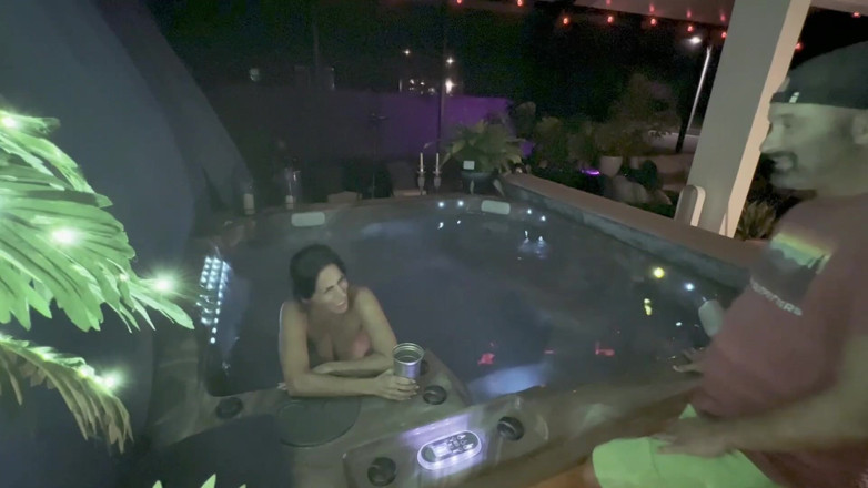Island Boy Vids: Sexo en la bañera de hidromasaje con Abi James
