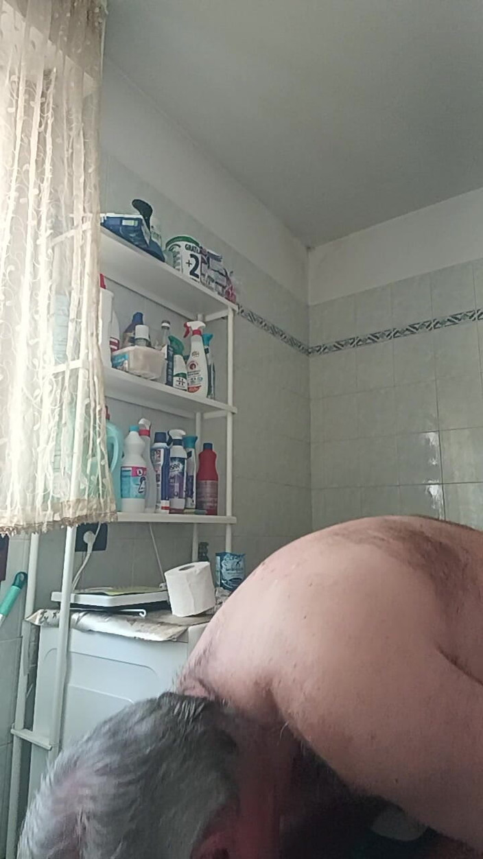 Setesesso7: Une éjaculation dans la salle de bain avant de sortir