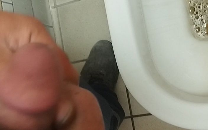Masculer Turk Man: Турок-мастурбує писяє в офісному туалеті