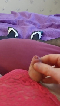 Precums e sissygasm com plug anal pequeno