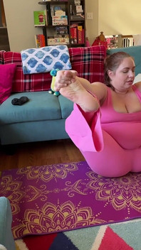 Bww MILF Kinky Katie Masturbeert Tijdens Yoga - JOI