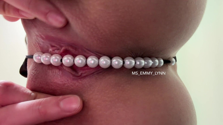 Ms_Emmy_Lynn: Tanga Pearl în pizdă rasă de aproape