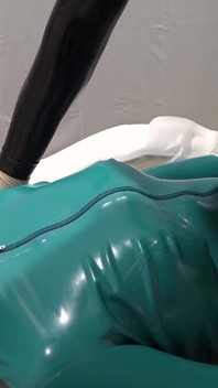 Un amator deranjează o dominatoare, gât de spermă, viciul