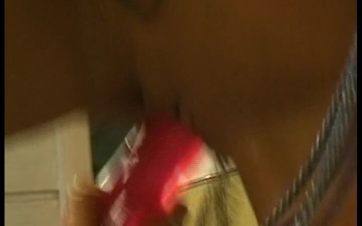Deutsche Damen: 이 독일 레즈 창녀는 큰 장난감으로 즐기는 것을 좋아합니다.