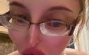 FinDom Goaldigger: 巨大な眼鏡の女の子は台所であくびをしています