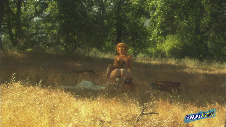 Small Boobs: Două gagici excitate se bucură să facă sex lesbian în timp...