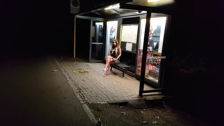 Aische Pervers: Na autobusové zastávce ošukaná