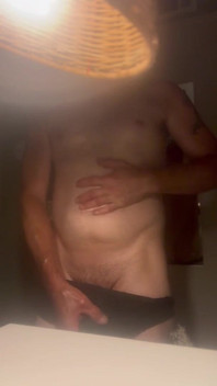 Strait Hard Dicked Disbee se masturbează și ejaculează în lenjerii lui