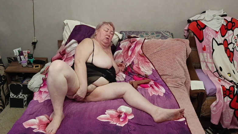 Zona901: Schoonmoeder masturbeert haar sappige, vlezige poesje met seksspeeltjes