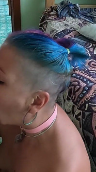 Esposa con cola chupando polla y lamiendo bolas luego comiendo semen