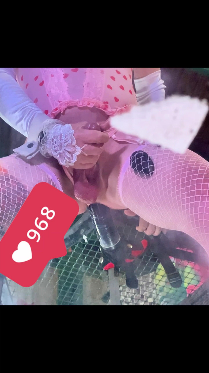 Benito414: Rosa strümpfe, dessous transe reitet schwarzen dildo an der wand