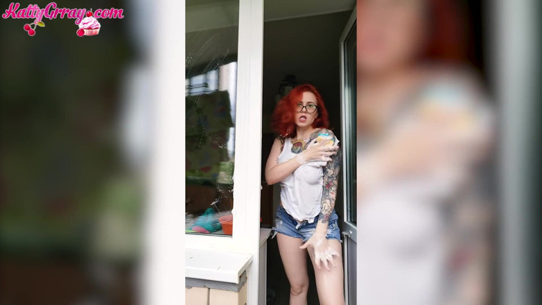 Katty Grray: Гаряча дівчина прибирає балкон і демонструє сексуальне тіло