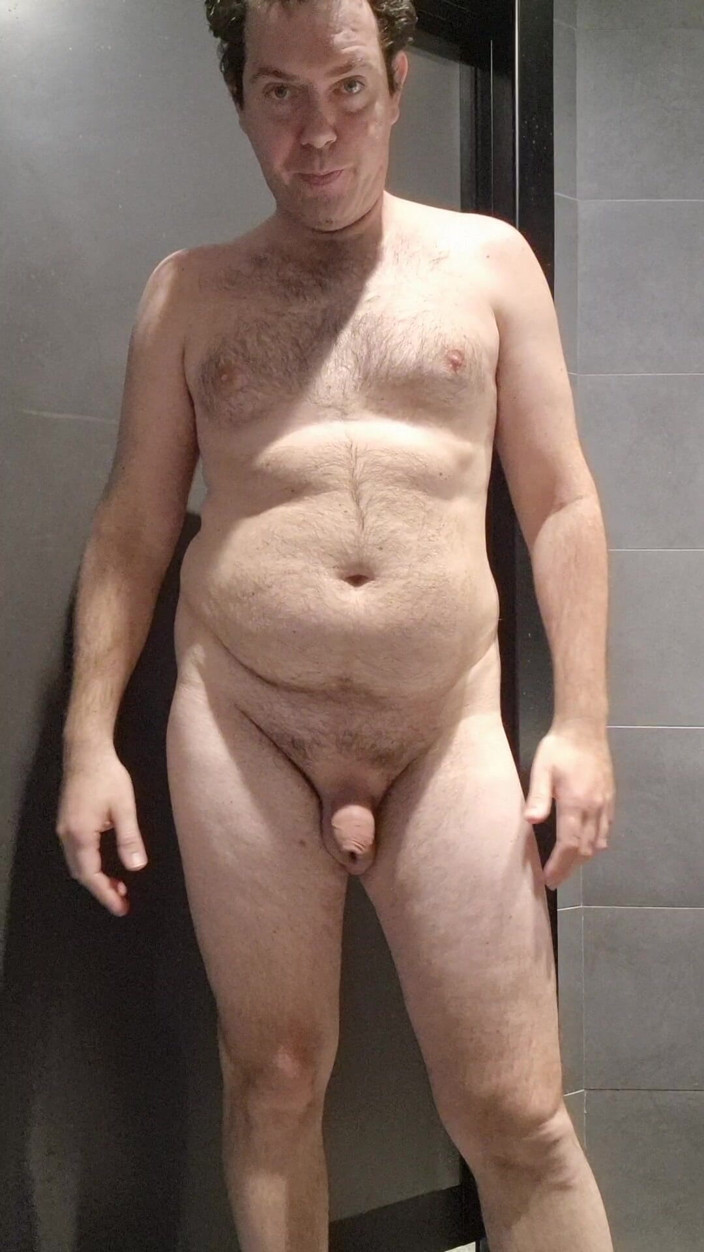 Mirko2589: 공중화장실에서 모두 벌거벗은 채