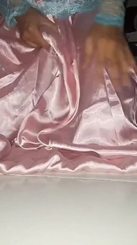 Asiatic crossdresser Satin National Gown Plăcere cu spermă